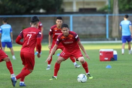 Tiền đạo Anh Đức (11) trong buổi tập. (Ảnh: Hoàng Linh/TTXVN)