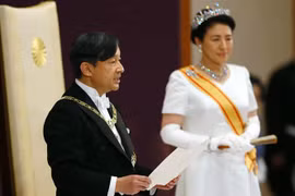 Nhật hoàng Naruhito (trái) phát biểu trong lễ đăng quang tại Hoàng cung ở Tokyo, Nhật Bản ngày 1/5/2019. (Ảnh: AFP/TTXVN)