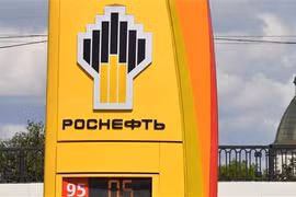 Biểu tượng của tập đoàn dầu mỏ Rosneft tại một trạm xăng ở Moskva, Nga. (Ảnh: AFP/TTXVN)