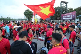 Người hâm mộ cổ vũ cho thầy trò HLV Park Hang-seo bên ngoài sân vận động Mỹ Đình. (Ảnh: Thành Đạt/TTXVN)