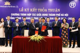 Chủ tịch UBND thành phố Hà Nội Nguyễn Đức Chung và Tổng Giám đốc Tổng công ty Hàng không Việt Nam Dương Trí Thành tại buổi ký kết thỏa thuận hợp tác giai đoạn 2019-2024. (Ảnh: Văn Điệp/TTXVN)
