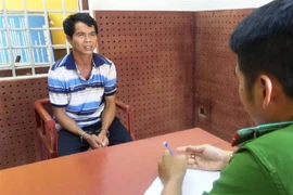 Đối tượng Nguyễn Văn Son tại cơ quan điều tra. (Ảnh: Thanh Tân/TTXVN)