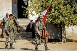 Quân đội Syria tuần tra tại tuyến đường dẫn vào thị trấn Tal Tamr ngày 14/10/2019. (Ảnh: AFP/TTXVN)