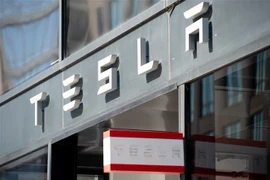 Biểu tượng Tesla tại cửa hàng ở Washington, DC, Mỹ. (Ảnh: AFP/ TTXVN)