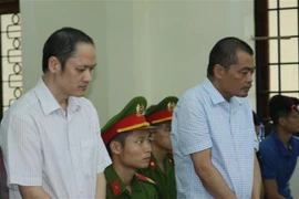 Bị cáo Vũ Trọng Lương (phía ngoài) và bị cáo Nguyễn Thanh Hoài tại phiên xét xử chiều 17/10. (Ảnh: Nguyễn Chiến/TTXVN)