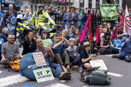 Biểu tình chống biến đổi khí hậu do phong trào Extinction Rebellion phát động tại London, Anh, ngày 15/7. (Ảnh: AFP/TTXVN)