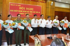 Bí thư Thư Tỉnh ủy Tây Ninh Phạm Viết Thanh và Chủ tịch UBND tỉnh Phạm Văn Tân trao Quyết định của Ban Bí thư Trung ương Đảng chỉ định 7 Ủy viên Ban Chấp hành Tỉnh ủy Tây Ninh. (Ảnh: Lê Đức Hoảnh/TTXVN)