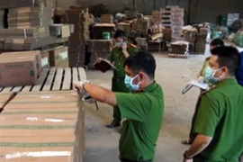 Công an tỉnh Hòa Bình và Công an huyện Kỳ Sơn tiến hành kiểm tra kho hàng. (Ảnh: Vũ Hà/TTXVN)