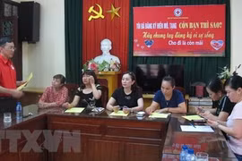 Cán bộ Hội Chữ thập Đỏ tỉnh Ninh Bình nói về ý nghĩa của việc hiến mô tạng, tại buổi đăng ký hiến mô tạng. (Ảnh: Thùy Dung/TTXVN)