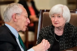 Phó Chủ tịch Fed Stanley Fischer (trái) và Chủ tịch Fed Janet Yellen tại phiên họp Ủy ban Thị trường mở liên bang ở Washington D.C. (Nguồn: EPA/TTXVN)