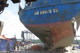 Công nhân Công ty Nam Triệu sửa chữa tàu vỏ thép cho ngư dân Bình Định. (Ảnh: Phạm Kha/TTXVN)