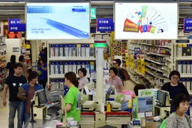 Khách hàng mua sắm tại một cửa hàng bán lẻ ở Seoul. (Nguồn: AFP/TTXVN)