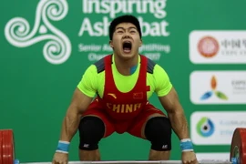 Vận động viên Trung Quốc thi đấu môn cử tạ tại AIMAG 2017.