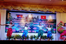 Thanh niên Việt Nam và Campuchia biểu diễn tại lễ kỷ niệm 63 năm Ngày độc lập Vương quốc Campuchia. (Ảnh: Thế Anh/TTXVN)