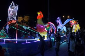 Các mô hình đèn lồng tham gia diễn diễu trong đêm hội thành Tuyên năm 2017. (Ảnh: Quang Cường/TTXVN)