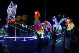 Các mô hình đèn lồng tham gia diễn diễu trong đêm hội thành Tuyên năm 2017. (Ảnh: Quang Cường/TTXVN)