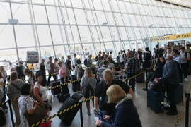 Hành khách tại sân bay quốc tế John F. Kennedy ở New York, Mỹ. (Nguồn: EPA/TTXVN)