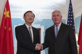 Ngoại trưởng Mỹ Rex Tillerson (phải) và Ủy viên Quốc vụ Trung Quốc Dương Khiết Trì. (Nguồn: THX/TTXVN)