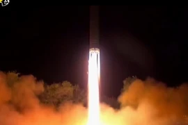 Tên lửa đạn đạo liên lục địa của Triều Tiên rời bệ phóng. (Nguồn: YONHAP/TTXVN)