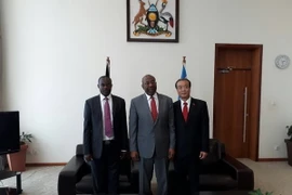 Đại sứ Việt Nam tại Tanzania Nguyễn Kim Doanh chào xã giao Thủ tướng Uganda Ruhakana Rugunda. (Ảnh: Mạnh Hùng-Dư Hưng/Vietnam+)