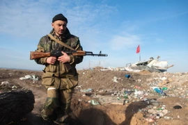 Tay súng ly khai miền Đông Ukraine làm nhiệm vụ tại làng Frunze thuộc vùng Lugansk. (Nguồn: AFP/TTXVN)