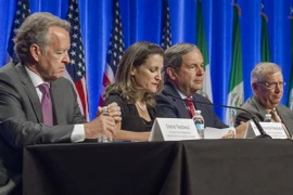 Các quan chức của Mỹ, Canada và Mexico tại lễ khai mạc vòng tái đàm phán NAFTA đầu tiên ở Washington, Mỹ. (Nguồn: AFP/TTXVN)