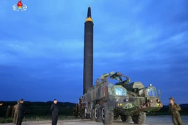 Nhà lãnh đạo Triều Tiên Kim Jong-un (giữa) thị sát công tác chuẩn bị cho việc phóng thử tên lửa tầm trung Hwasong-12 ở sân bay Sunan ở Bình Nhưỡng. (Nguồn: YONHAP/TTXVN)