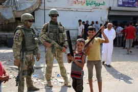 Binh sỹ Nga gác trên một đường phố ở thành phố Deir Ezzor, Syria. (Nguồn: AFP/TTXVN)