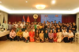 Cán bộ, nhân viên hai sứ quán chụp ảnh lưu niệm tại buổi giao lưu văn hóa. (Ảnh: Lê Hòa/Vietnam+)