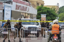 Lực lượng an ninh gác tại hiện trường vụ tấn công. (Nguồn: EPA/TTXVN)