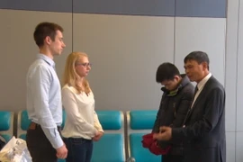 Thiếu tướng Trương Văn Thông trao đổi với đồng nghiệp Belarus về việc dẫn độ. (Ảnh: Dương Trí/Vietnam+)