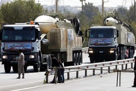Tên lửa đạn đạo thế hệ mới Khoramshahr (phía trước) tại một lễ diễu binh của quân đội ở Tehran. (Nguồn: AFP/TTXVN)