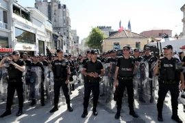 Cảnh sát Thổ Nhĩ Kỳ tuần tra tại Istanbul ngày 25/6. EPA/TTXVN