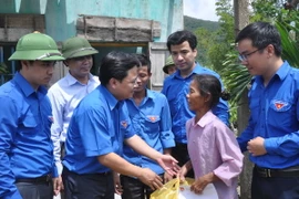 Bí thư Trung ương Đoàn Nguyễn Anh Tuấn tặng quà cho các hộ gia đình bị thiệt hại nặng do bão số 10 tại xã Kỳ Nam, huyện Kỳ Anh, tỉnh Hà Tĩnh. (Ảnh: Hoàng Ngà/TTXVN)