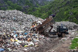 Bãi rác tại huyện Nga Sơn, Thanh Hóa, gây ô nhiêm môi trường nghiêm trọng. (Ảnh: Trịnh Duy Hưng/TTXVN)