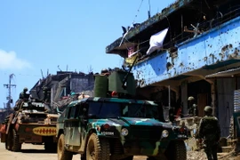 Binh sỹ Philippines tuần tra tại thành phố Marawi. (Nguồn: EPA/TTXVN)