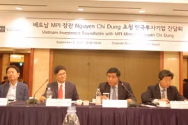 Bộ trưởng Nguyễn Chí Dũng (thứ 3, bên phải) phát biểu tại cuộc gặp các doanh nghiệp Hàn Quốc. (Ảnh: Vũ Toàn-Hữu Tuyên/Vietnam+)
