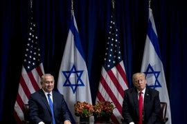 Tổng thống Mỹ Donald Trump gặp Thủ tướng Israel Benjamin Netanyahu bên lề Khóa họp 72 Đại Hội đồng Liên hợp quốc. (Nguồn: AFP/TTXVN)