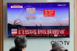 Người dân theo dõi bản tin về vụ phóng tên lửa của Triều Tiên tại nhà ga ở Seoul, Hàn Quốc. (Nguồn: EPA/TTXVN)