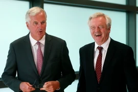 Bộ trưởng phụ trách vấn đề Brexit của Anh David Davis (trái) và Trưởng đoàn đàm phán Brexit của EU Michel Barnier. (Nguồn: AFP/TTXVN)