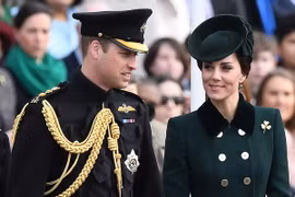 Hoàng tử Anh William (trái) và Công nương Kate (phải) trong một sự kiện ở Hounslow, London, Anh. (Nguồn: AFP/TTXVN)