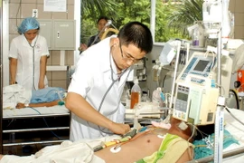 Điều trị tích cực cho bệnh nhân ngộ độc nặng. (Ảnh: Hữu Oai/TTXVN)