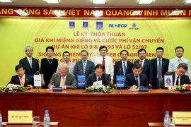 Ký kết thỏa thuận cước phí vận chuyển dự án khí Lô B&48/95 và Lô 52/97. (Ảnh: Huy Hùng/TTXVN)