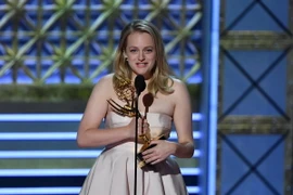 Nữ diễn viên Elisabeth Moss giành giải Nữ diễn viên chính xuất sắc thể loại phim chính kịch với vai diễn trong The Handmaid's Tale. (Nguồn: AFP/TTXVN)