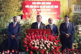 Từ trái sang: Bộ trưởng Du lịch và Thủ công nghiệp Algeria Messouad Benagoun, Đại sứ Phạm Quốc Trụ, Phó Chủ tịch Quốc hội Algeria phụ trách quan hệ quốc tế Djamel Boutas và Bộ trưởng cựu chiến binh Algeria Tayeb Zitouni. (Ảnh: Thanh Bình/Vietanm+)