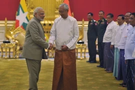Tổng thống Myanmar Htin Kyaw (phải) và Thủ tướng Ấn Độ Narendra Modi (trái) tại cuộc gặp ở Naypyidaw. (Nguồn: AFP/TTXVN)