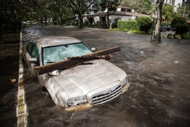 Một phương tiện bị nhấn chìm trong nước lũ sau bão Irma ở Jacksonville, bang Florida, Mỹ. (Nguồn: AFP/TTXVN)