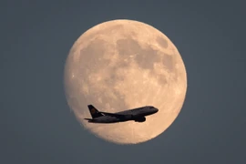 Mặt Trăng được quan sát từ Frankfurt Main, Đức. (Nguồn: EPA/TTXVN)