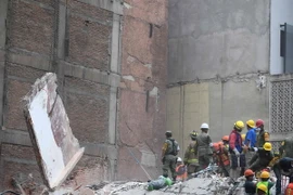 Lực lượng cứu hộ tìm kiếm người mất tích sau trận động đất ở Mexico City, Mexico. (Nguồn: AFP/TTXVN)