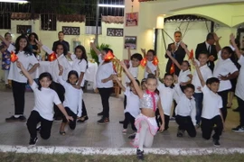 Các cháu thiếu nhi Ai Cập biểu diễn trên nền nhạc bài hát ''Ai yêu Bác Hồ Chí Minh hơn thiếu niên nhi đồng.'' (Ảnh: Nguyễn Trường/Vietnam+)